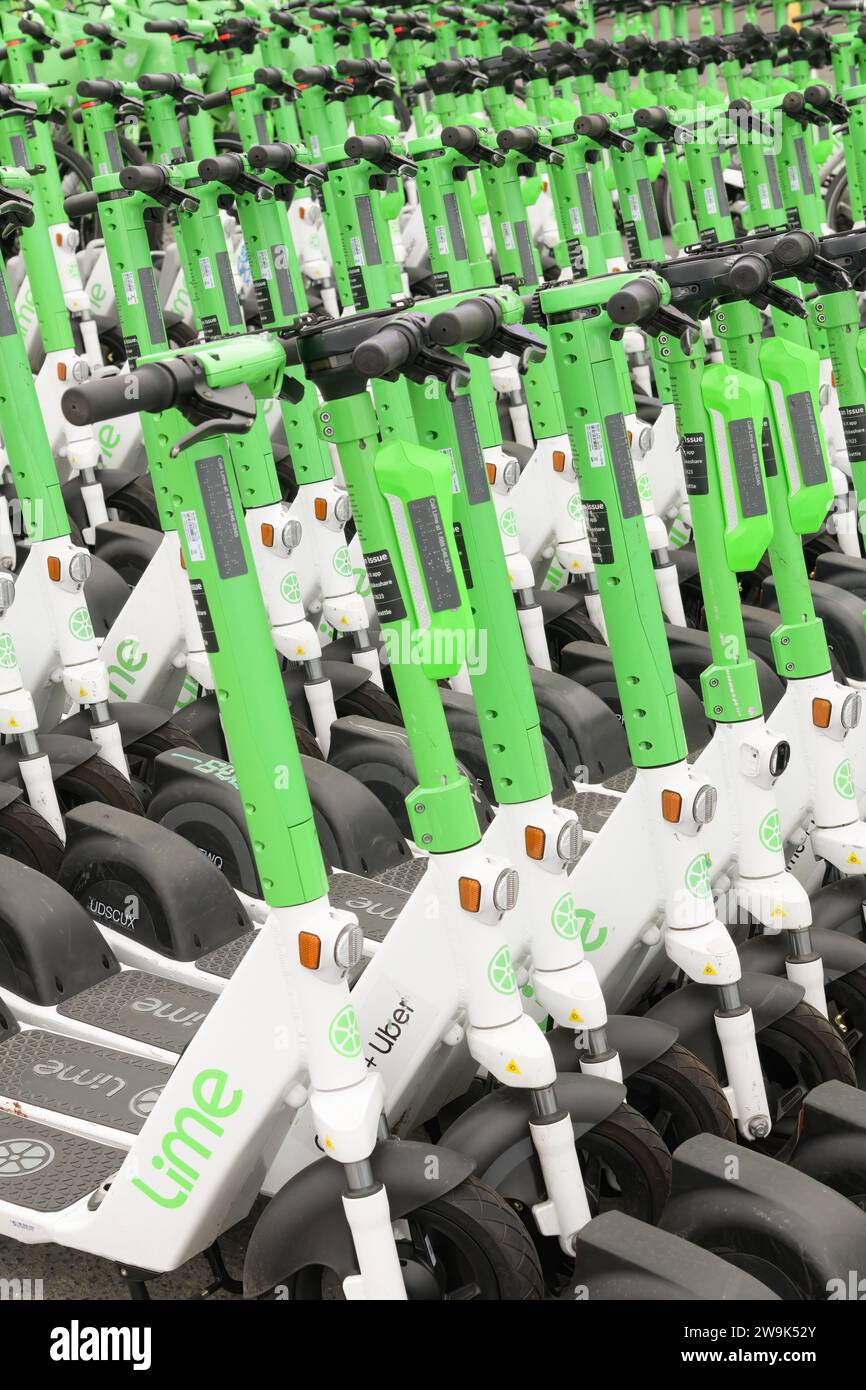 Seattle - 17. September 2023; viele Lime Mikromobilität E-Scooter mit Rädern und Lenkstangen Stockfoto