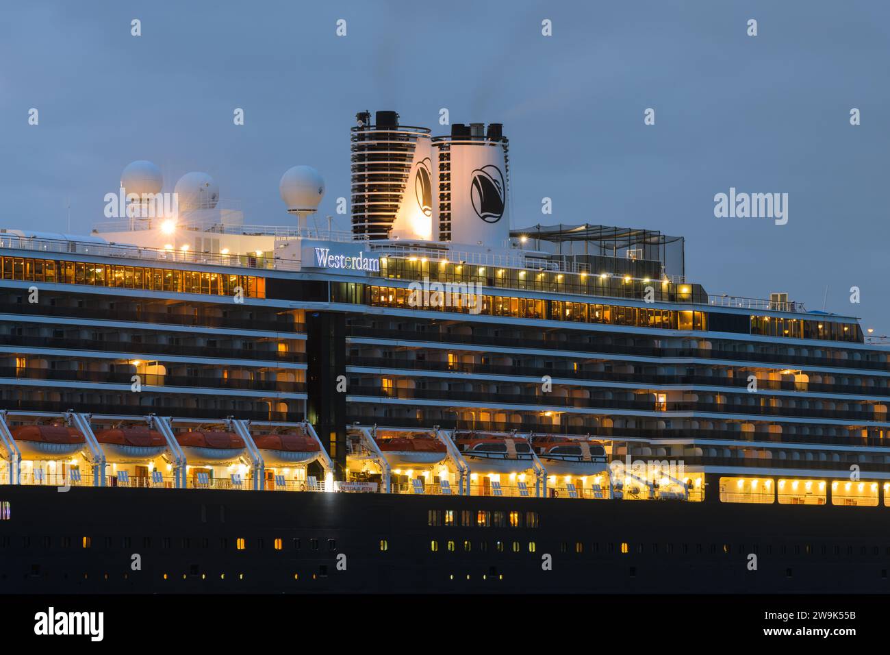 Seattle - 17. September 2023; Holland America Line Kreuzfahrtschiff Westerdam mit Lichtern bei Sonnenaufgang Stockfoto