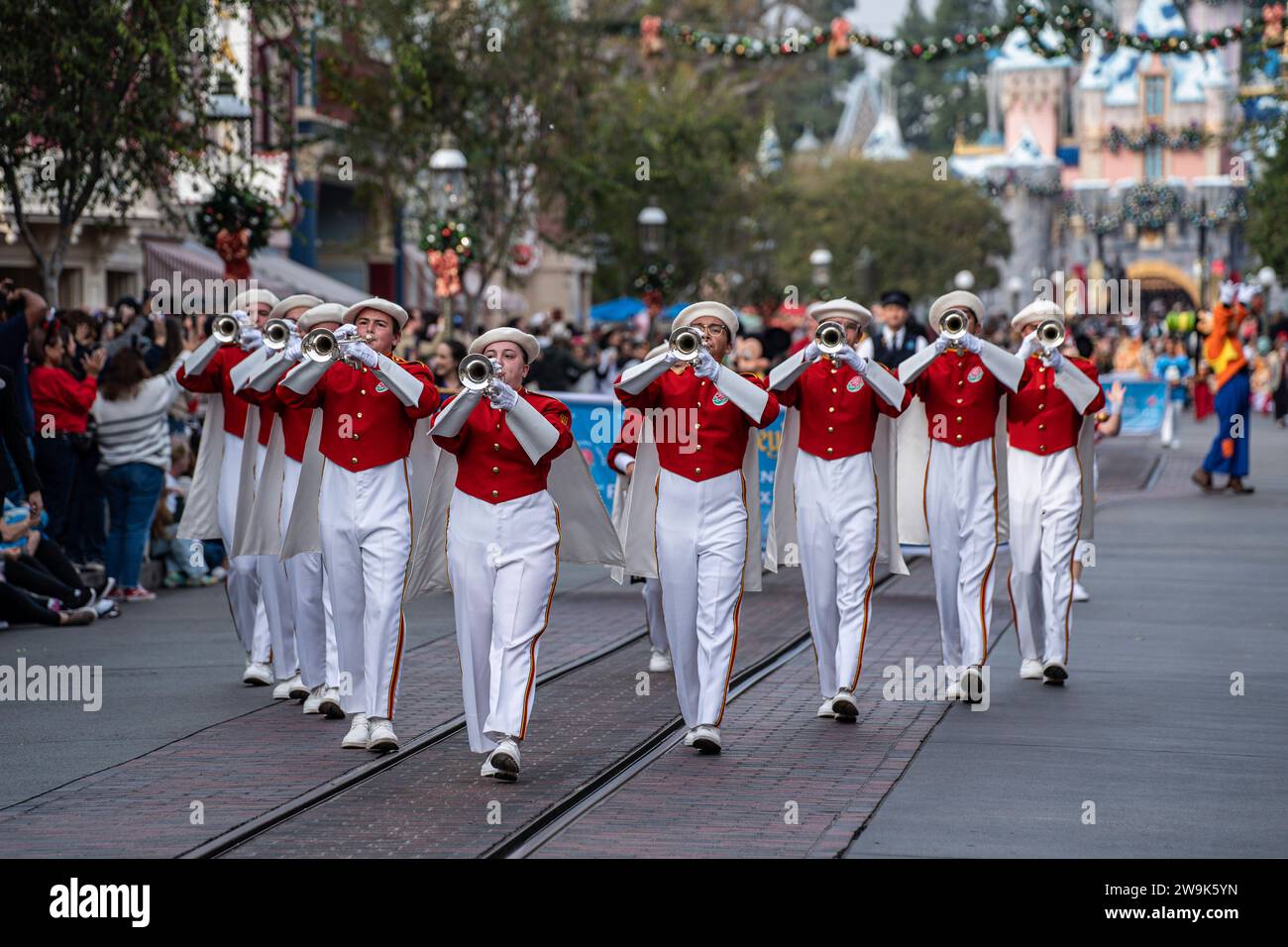 Pasadena City College Marching Band während der Rose Bowl Begrüßungsveranstaltung für Alabama Crimson Tide und Michigan Wolverines, Mittwoch, 27. Dezember 2023, Stockfoto