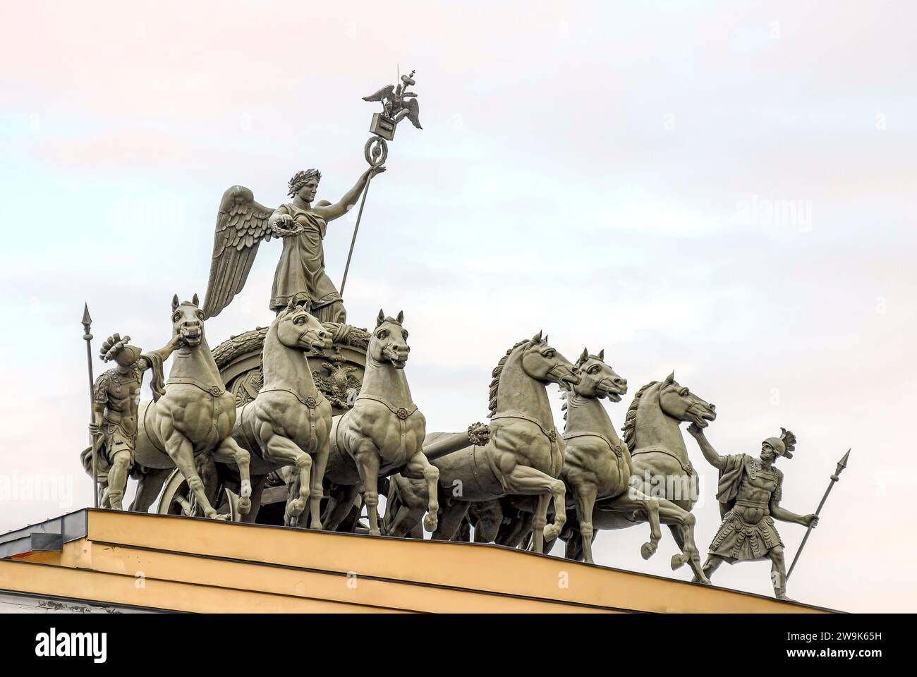 Triumphwagen gezogen von sechs Pferden auf dem Hauptquartier in St. Petersburg, Russland Stockfoto