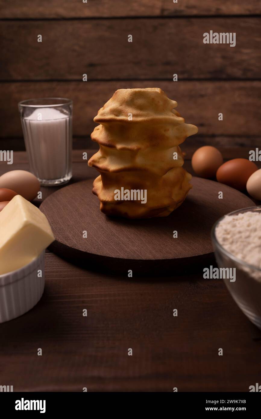 Set von Zutaten zum Backen von Baumkuchen, Sakotis, handgemachtem Sekacz auf Holztisch, traditionellem Spießkuchen aus Litauisch, Polnisch, Deutsch, weißrussisch Stockfoto