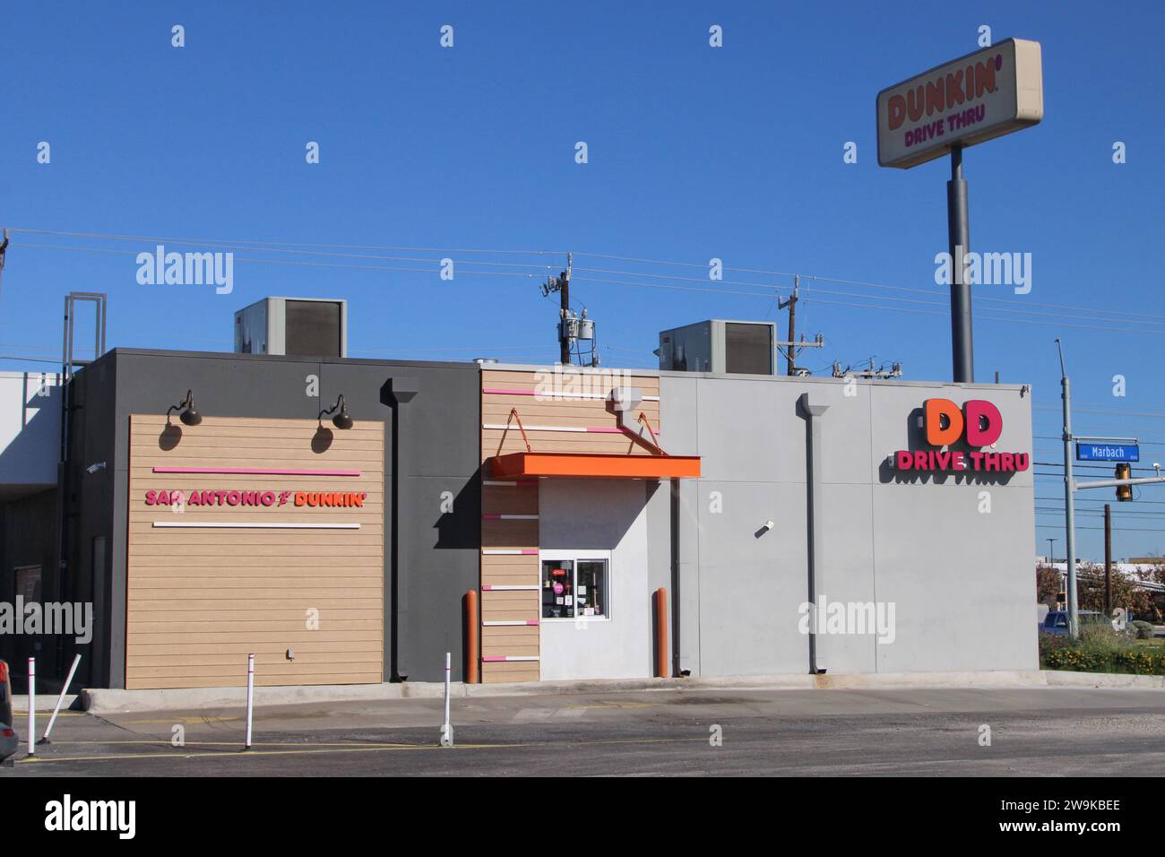 Außenansicht und Beschilderung eines Dunkin&amp;#39; Donuts-Standorts in San ...