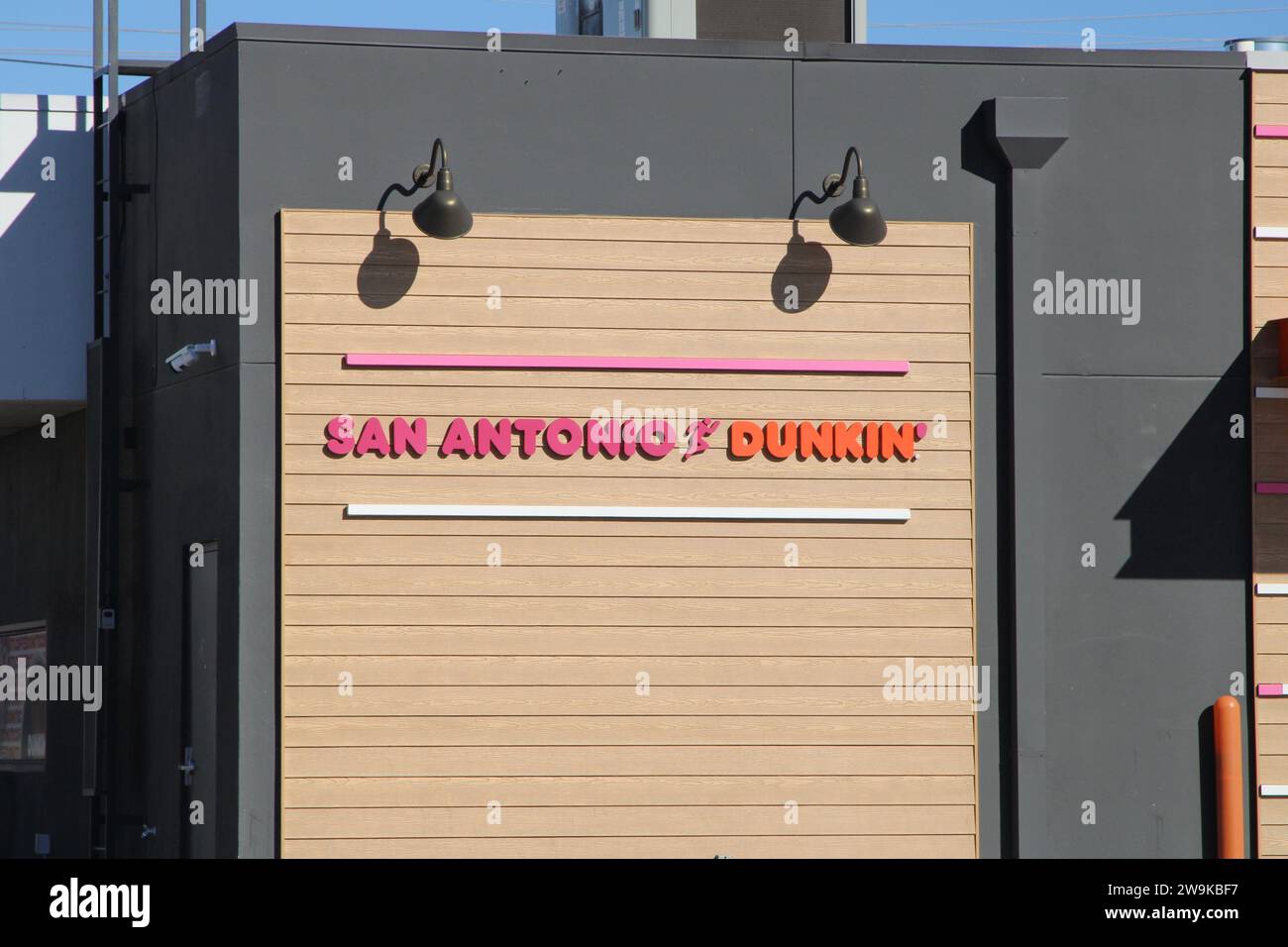 Außenansicht und Beschilderung eines Dunkin' Donuts-Standorts in San Antonio, Texas, USA, am 28. Dezember 2023. Dunkin' Donuts wurde 1948 gegründet und verfügt derzeit über ca. 12.900 Standorte in 42 Ländern. 2020 wurde das Unternehmen von Inspire Brands gekauft. Inspire Brands LLC ist Eigentümer und Franchisegeber der Restaurantketten Arby's, Buffalo Wild Wings, Sonic Drive-in, Jimmy John's, Mister Donut und Baskin-Robbins. Inspire Brands gehört der Roark Capital Group. Roark Capital ist eine US-amerikanische Private-Equity-Gesellschaft mit rund 37 Milliarden Vermögenswerten, die verwaltet werden. Die Private-Equity-Firma ist nach Ho benannt Stockfoto
