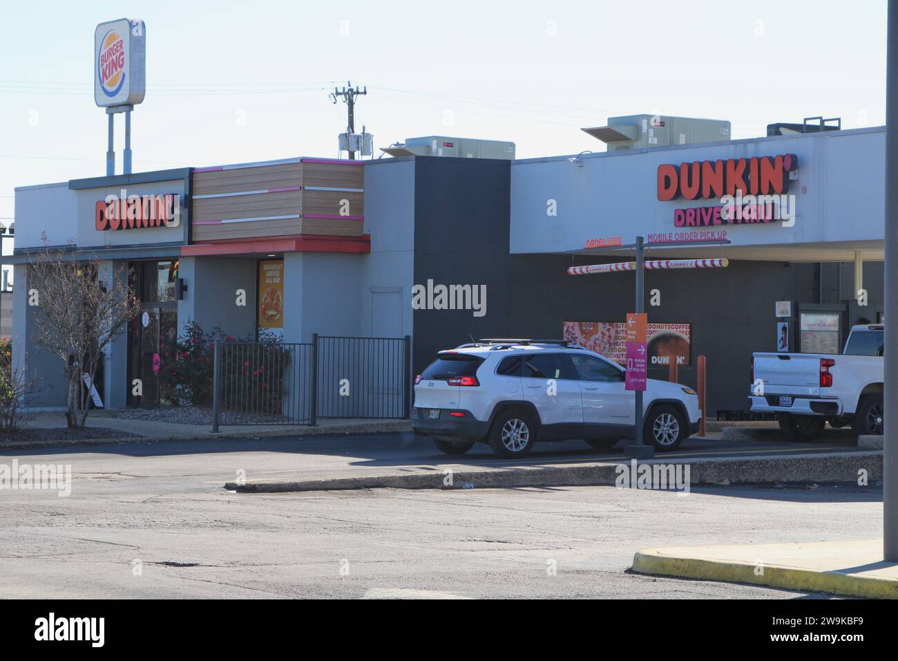 Drive-Thru und Beschilderung zu einem Standort in Dunkin' Donuts in San Antonio, Texas, USA, am 28. Dezember 2023. Dunkin' Donuts wurde 1948 gegründet und verfügt derzeit über ca. 12.900 Standorte in 42 Ländern. 2020 wurde das Unternehmen von Inspire Brands gekauft. Inspire Brands LLC ist Eigentümer und Franchisegeber der Restaurantketten Arby's, Buffalo Wild Wings, Sonic Drive-in, Jimmy John's, Mister Donut und Baskin-Robbins. Inspire Brands gehört der Roark Capital Group. Roark Capital ist eine US-amerikanische Private-Equity-Gesellschaft mit rund 37 Milliarden Vermögenswerten, die verwaltet werden. Die Private-Equity-Gesellschaft ist nach H benannt Stockfoto