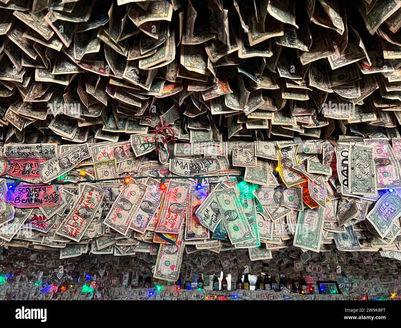 Über 500.000-Dollar-Scheine werden die Wände und Wände der No Name Bar, Big Pine Key, Florida Keys, gedruckt Stockfoto