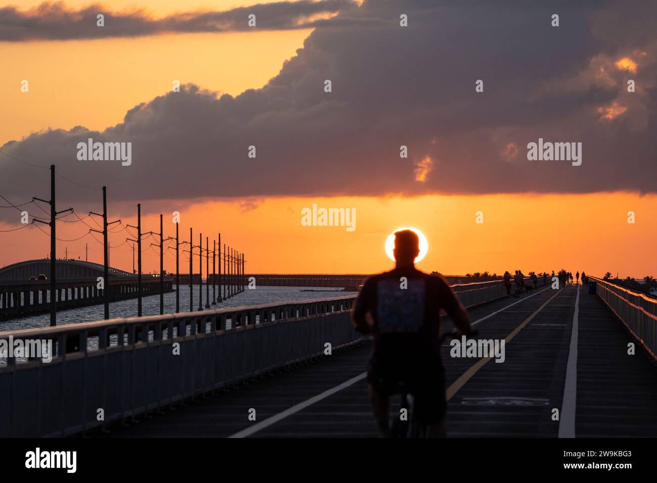 Kinderwagen bei Sonnenuntergang auf der Seven-Mile Bridge, Marathon, Florida Keys, Florida Stockfoto