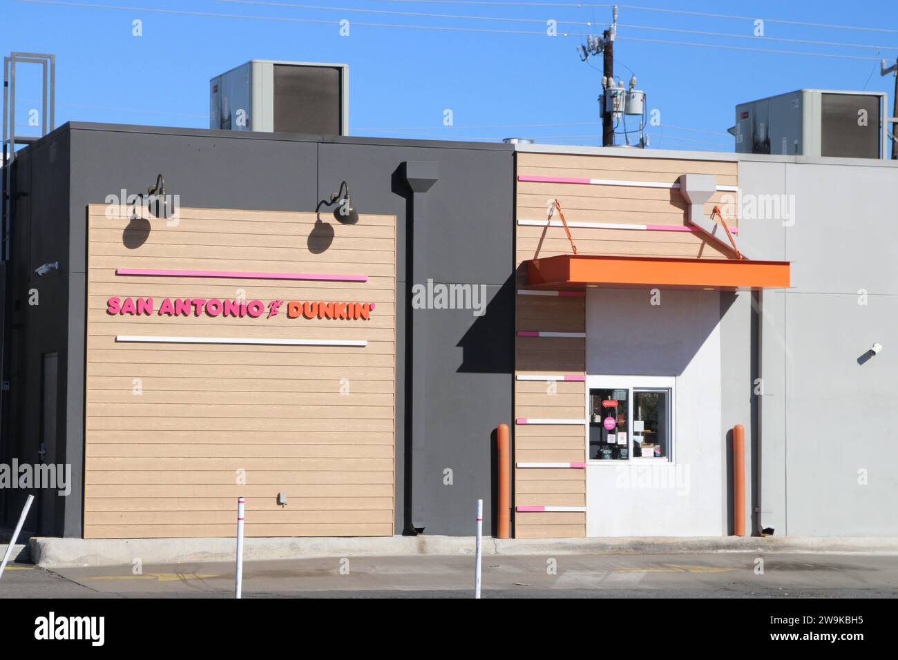 Außenansicht und Beschilderung eines Dunkin' Donuts-Standorts in San Antonio, Texas, USA, am 28. Dezember 2023. Dunkin' Donuts wurde 1948 gegründet und verfügt derzeit über ca. 12.900 Standorte in 42 Ländern. 2020 wurde das Unternehmen von Inspire Brands gekauft. Inspire Brands LLC ist Eigentümer und Franchisegeber der Restaurantketten Arby's, Buffalo Wild Wings, Sonic Drive-in, Jimmy John's, Mister Donut und Baskin-Robbins. Inspire Brands gehört der Roark Capital Group. Roark Capital ist eine US-amerikanische Private-Equity-Gesellschaft mit rund 37 Milliarden Vermögenswerten, die verwaltet werden. Die Private-Equity-Firma ist nach Ho benannt Stockfoto