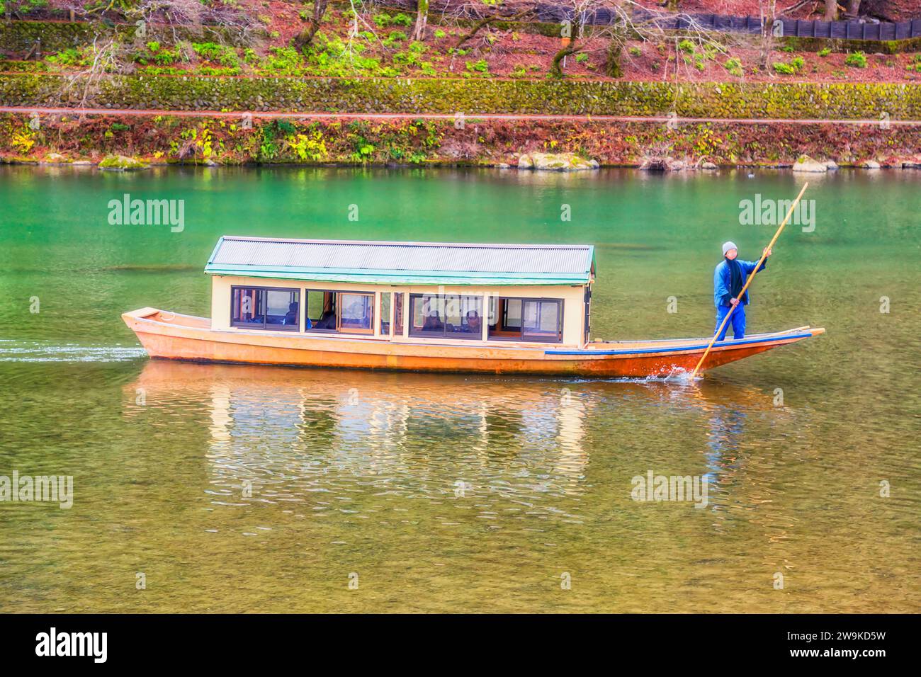 Tourenboot auf dem Katsura Fluss im Arashiyama Fluss in Japans Kyoto Stadt. Stockfoto