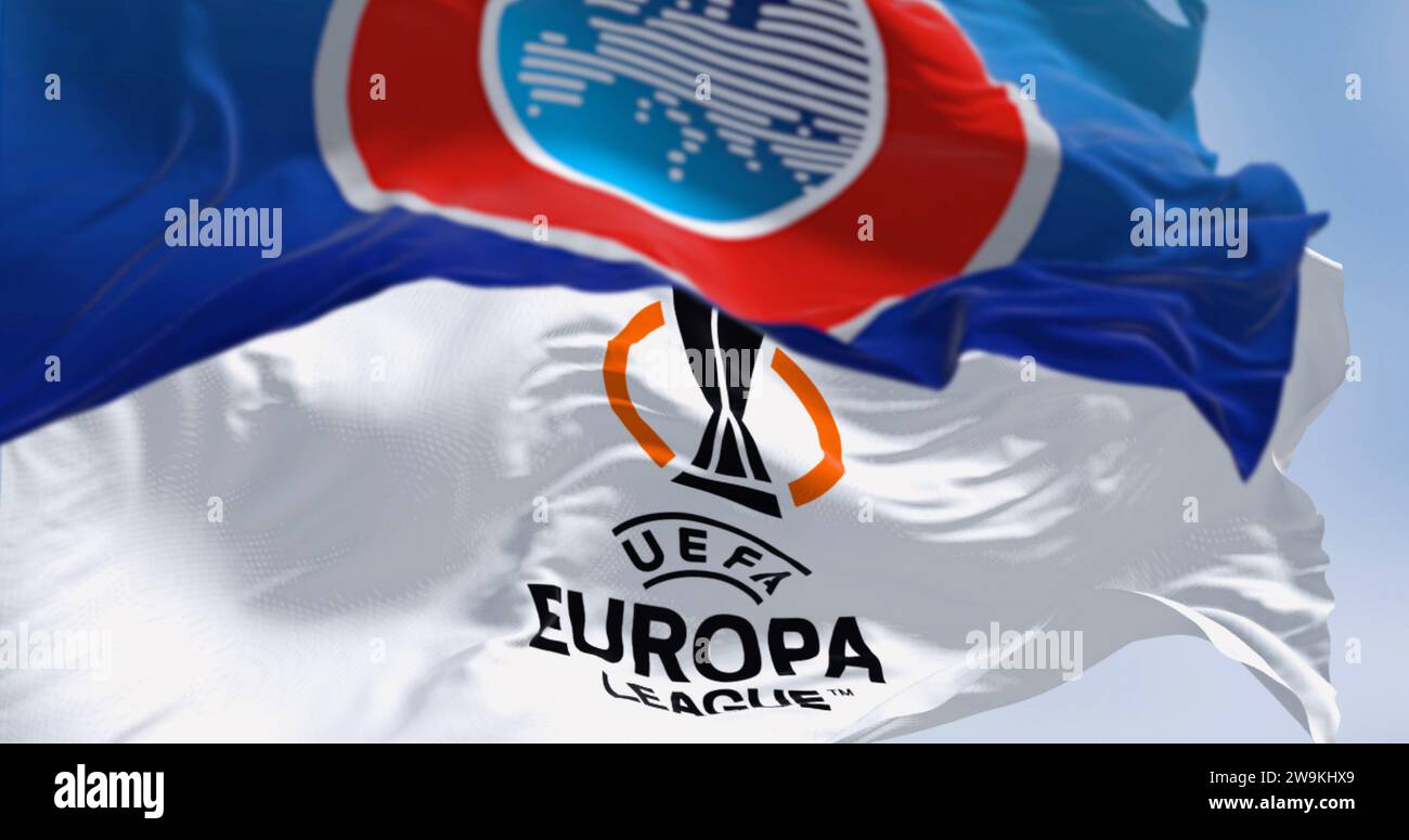 Dublin, IE, 20. Dezember 2023: Die Fahnen der UEFA und der UEFA Europa League winken im Wind. Europa League ist ein jährlich stattfindender Fußballwettbewerb für europäische Vereine Stockfoto