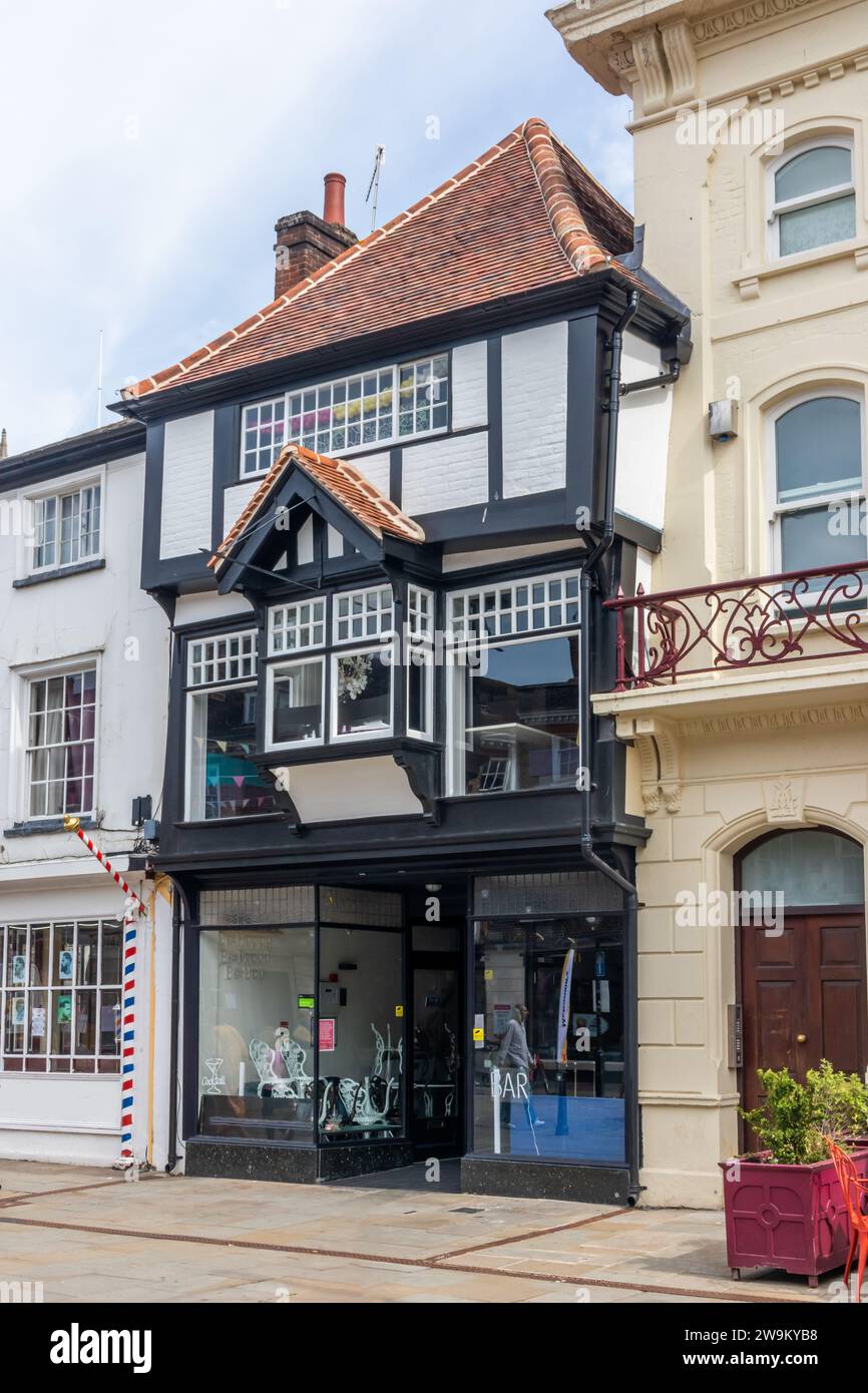 Das älteste säkulare Gebäude in High Wycombe wurde 1399 in der High Street erbaut. Restauriert im Jahr 2021. Stockfoto