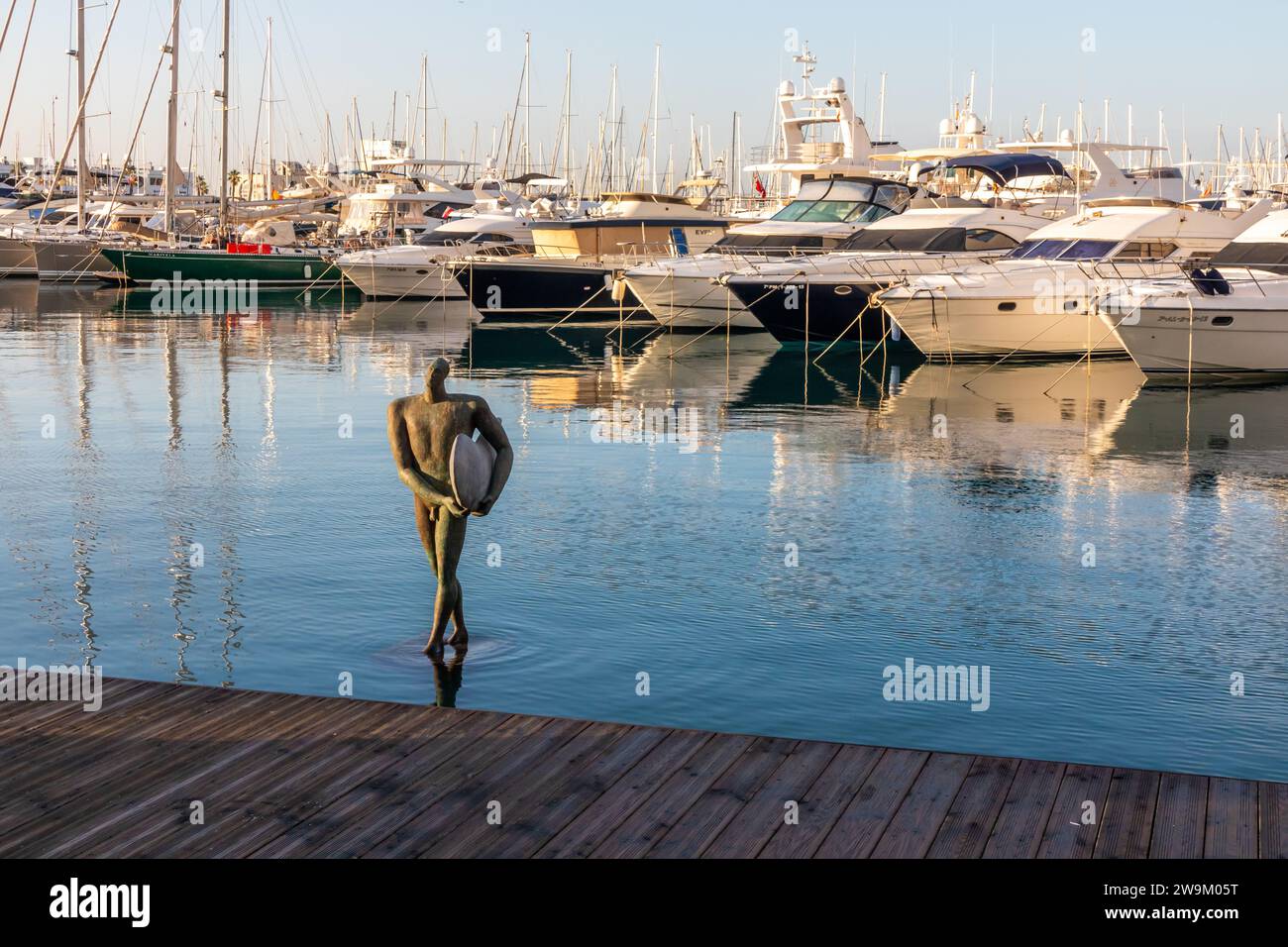 Die urbane Skulptur „die Rückkehr des surfenden Ikarus“ ist das Werk des spanischen Bildhauers Esperanza d'ORs. Die Skulptur repräsentiert den griechischen Mythos von Ikarus t Stockfoto