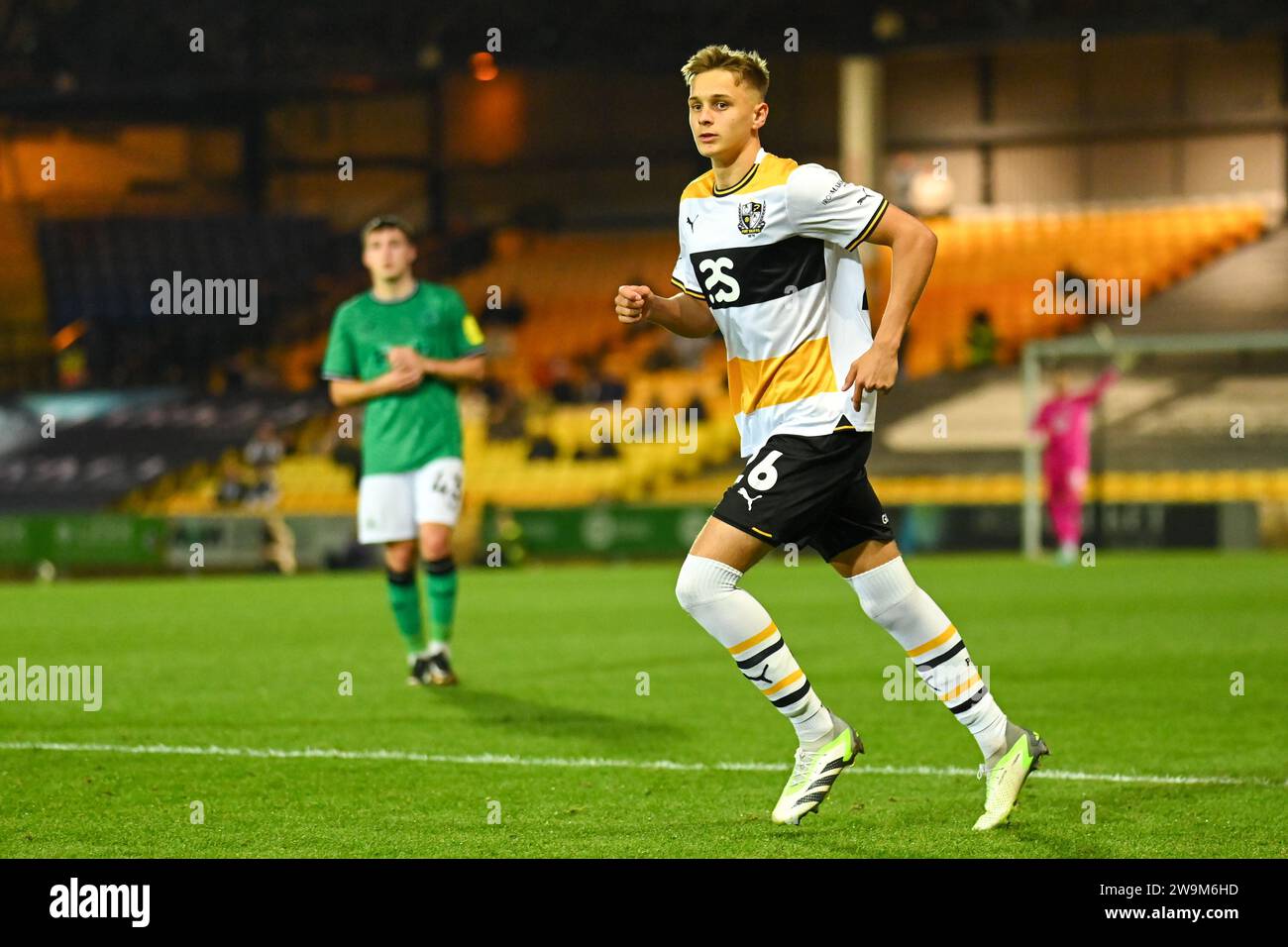 Burslem, Großbritannien, 10. Oktober 2023. Port Vales Nummer 26, Liam Brazier, im Spiel während des Heimspiels der EFL Trophy gegen Newcastle U21 Quelle: TeeGeePix/Alamy Live News Stockfoto