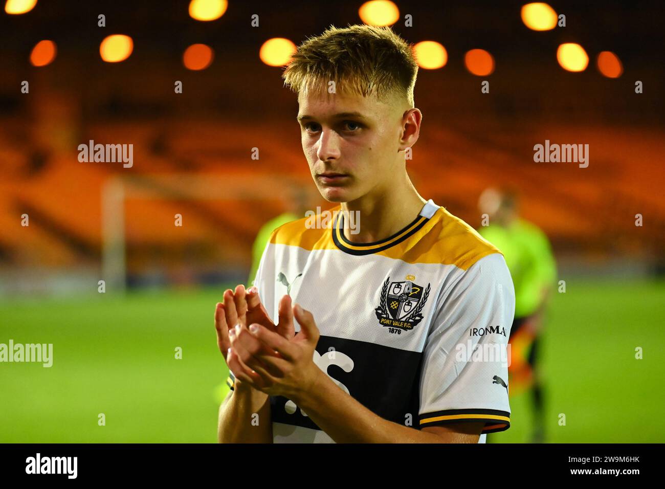 Burslem, Großbritannien, 10. Oktober 2023. Port Vales Nummer 26, Liam Brazier, applaudiert den Fans nach dem Heimspiel seiner Mannschaft gegen Newcastle U21 Quelle: TeeGeePix/Alamy Live News Stockfoto