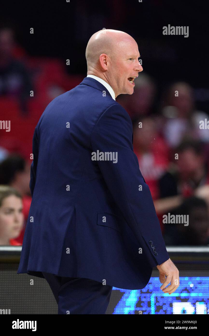 College Park, MD, USA. Dezember 2023. Kevin Willard, Cheftrainer der Maryland Terrapins, sieht sich während des NCAA-Basketballspiels zwischen den Coppin State Eagles und den Maryland Terrapins im Xfinity Center in College Park, MD, an. Reggie Hildred/CSM/Alamy Live News Stockfoto