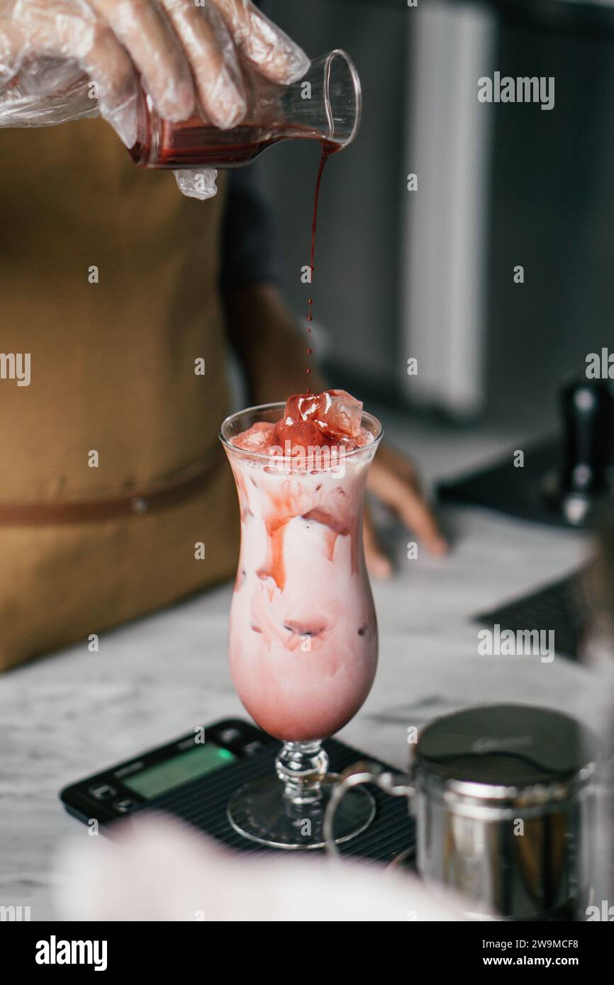 Der lebhafte Charme dieses erfrischenden roten Milchshakes, eine entzückende Symphonie aus Geschmack und Farbe in einem einzigen Bild. Stockfoto