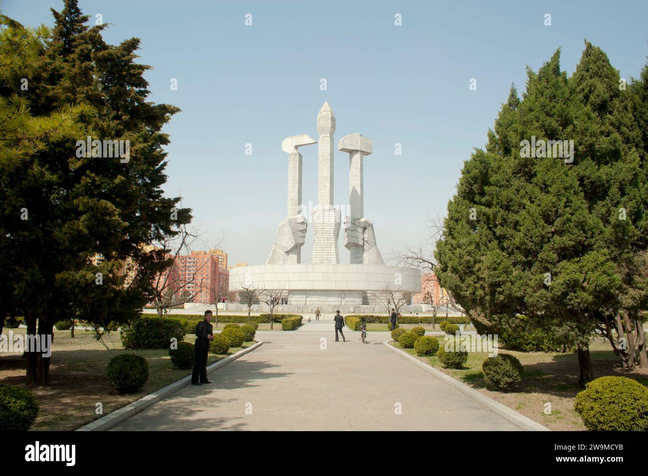 Das Workers Party Foundation Monument zeigt Hände, die einen Hammer, eine Sichel und einen Kalligraphiebürsten in Pjöngjang in Nordkorea halten. Stockfoto