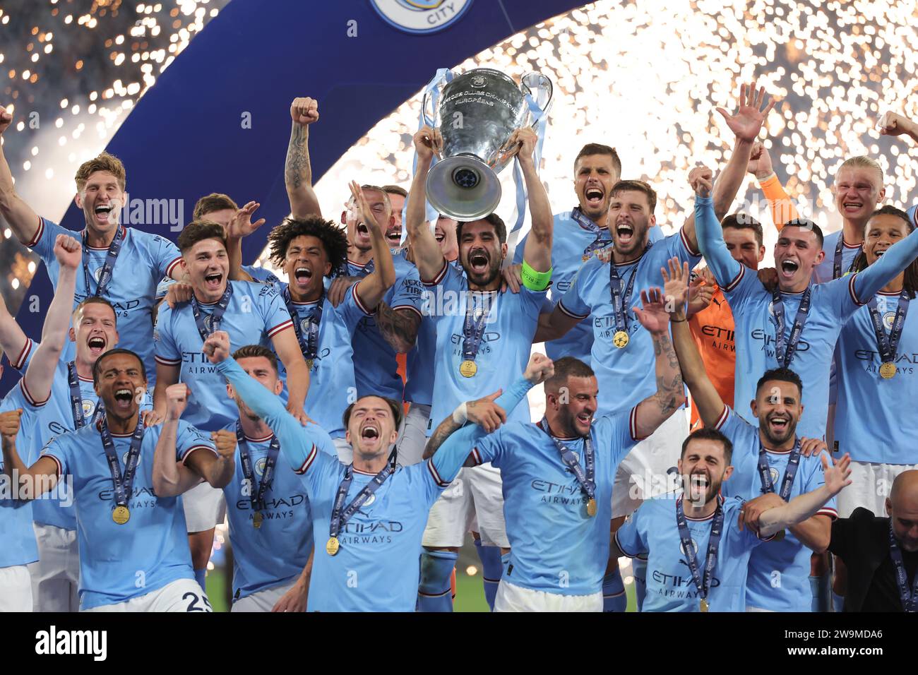 (231229) -- PEKING, 29. Dezember 2023 (Xinhua) -- hier ist die Auswahl der 10 wichtigsten internationalen Sportereignisse der Nachrichtenagentur Xinhua 2023: Manchester City gewann seinen ersten UEFA Champions League-Titel nach einem Sieg 1-0 über Inter Mailand in Istanbul am 10. Juni. Nachdem City bereits die englische Premier League und den FA Cup gewonnen hatte, absolvierte er ein Dreifach, bevor er den UEFA Super Cup und die FIFA Club-Weltmeisterschaft 2023 zu einer Trophäe hinzufügte. Diese Datei, aufgenommen am 10. Juni 2023, zeigt Teammitglieder von Manchester City, die mit der Trophäe feiern, nachdem sie das UEFA Champions Leag gewonnen haben Stockfoto