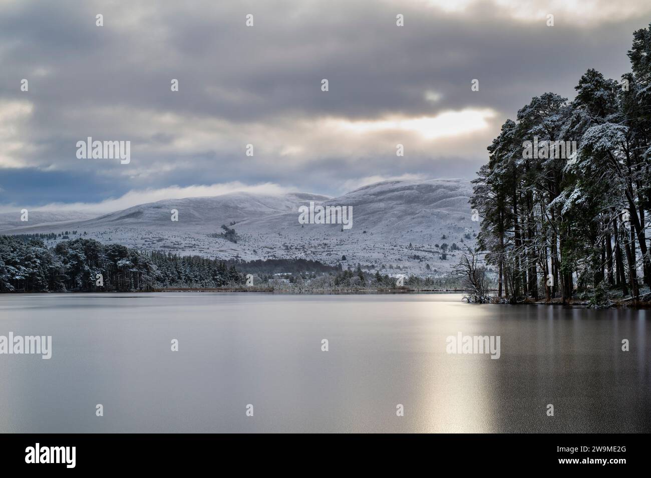 Loch Mallachie im Schnee und Eis, Highlands, Schottland Stockfoto