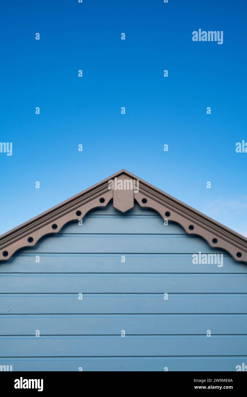 Bemalte Strandhütte vor blauem Himmel am Findhorn Strand. Morayshire, Schottland Stockfoto