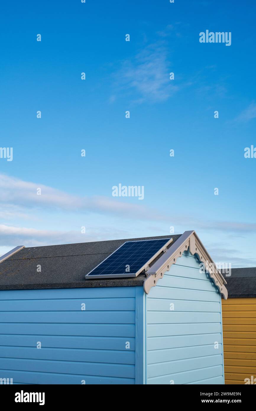 Bemalte Strandhütten vor blauem Himmel am Findhorn Beach. Morayshire, Schottland Stockfoto