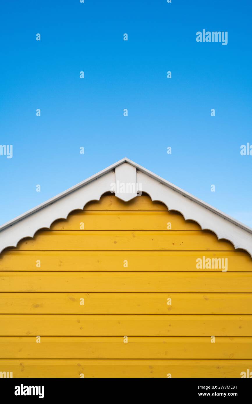 Bemalte Strandhütte vor blauem Himmel am Findhorn Strand. Morayshire, Schottland Stockfoto