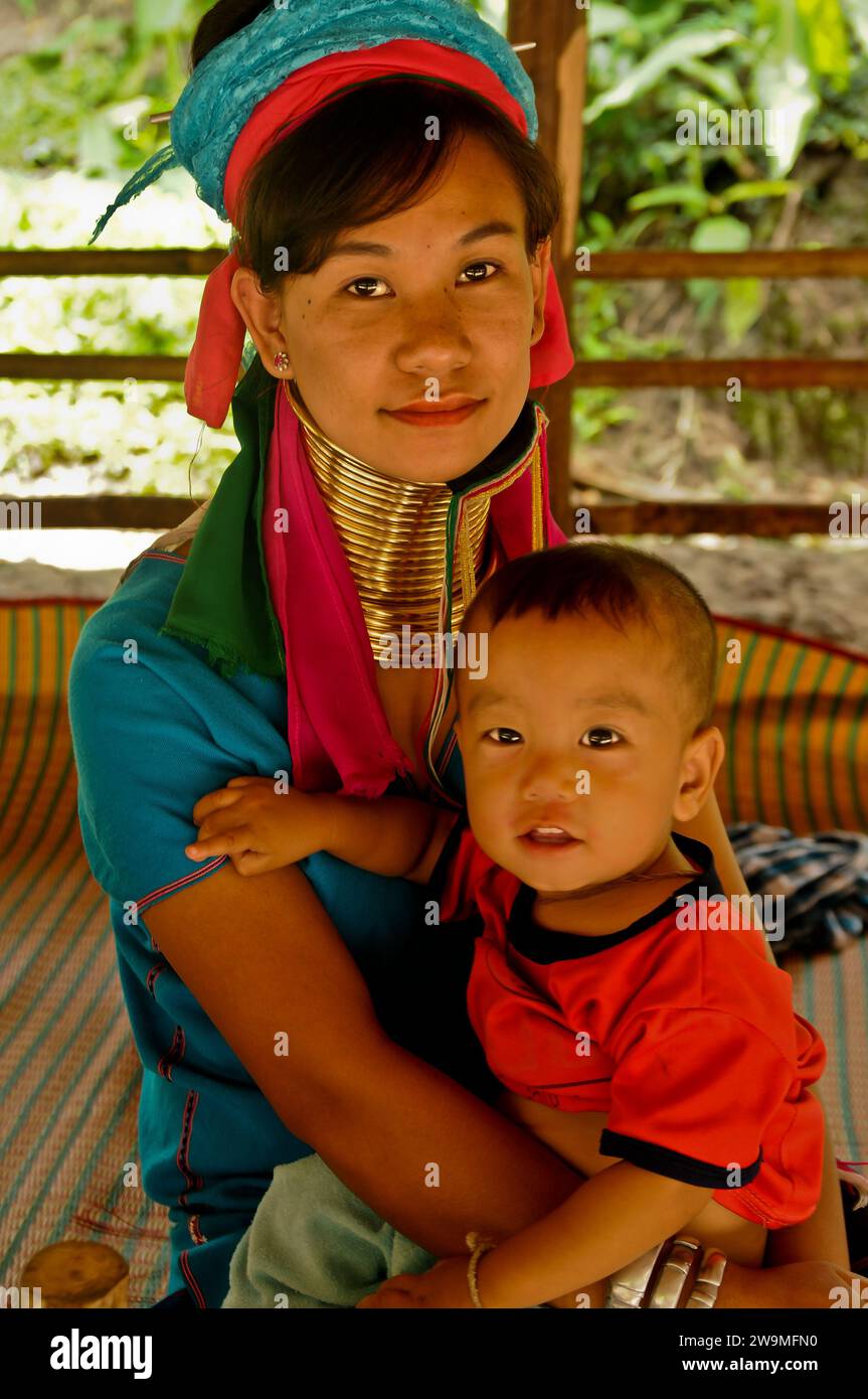 Karen Long Neck Woman & Child, Hill-Tribe Village, Nordthailand Stockfoto