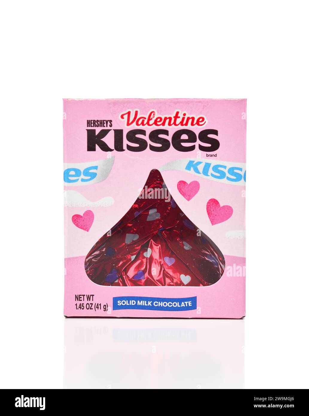 IRVINE, KALIFORNIEN - 28. Dezember 2023: Eine große Hershey Kiss Schokoladenbonbons in einer rosafarbenen Schachtel zum Valentinstag. Stockfoto