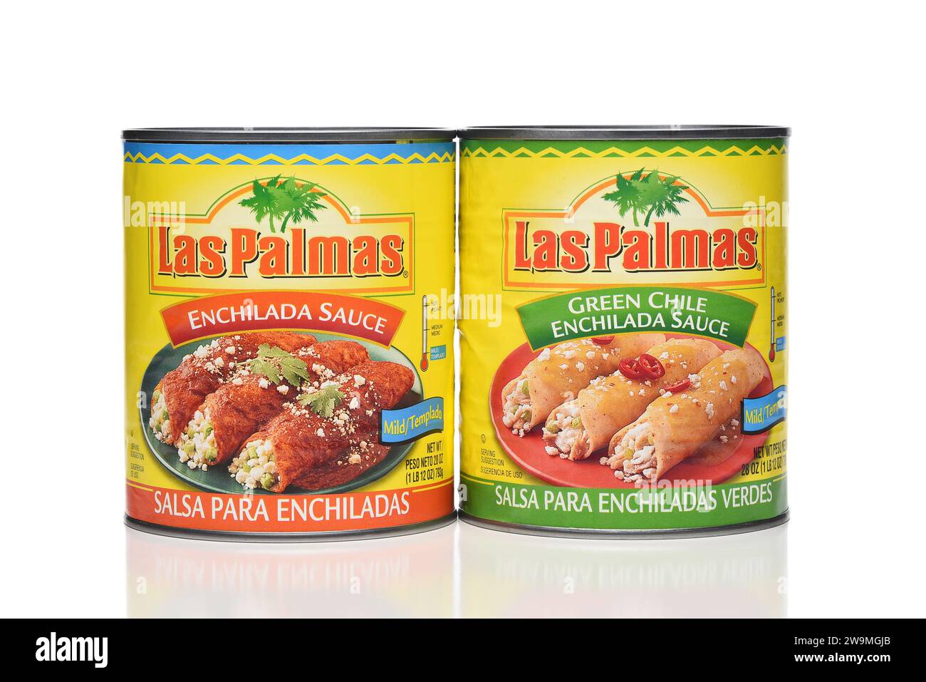 IRVINE, KALIFORNIEN - 28. Dezember 2023: Zwei Dosen Las Palmas milde Enchilada-Sauce, traditionelles rotes und grünes Chile. Stockfoto