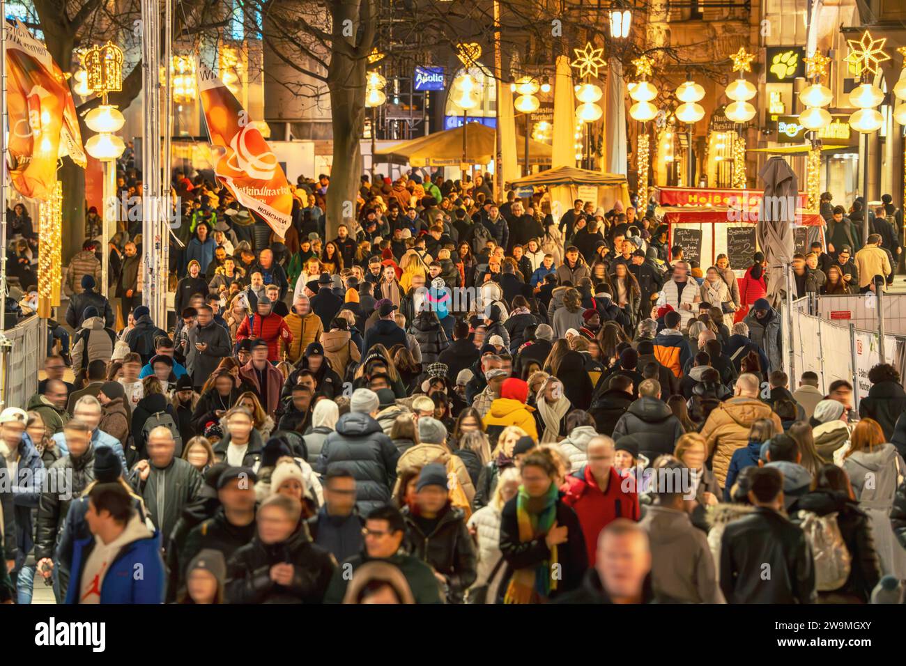 Shopping in der Neuhauser Straße, zwischen Weihnachten und Neujahr ...