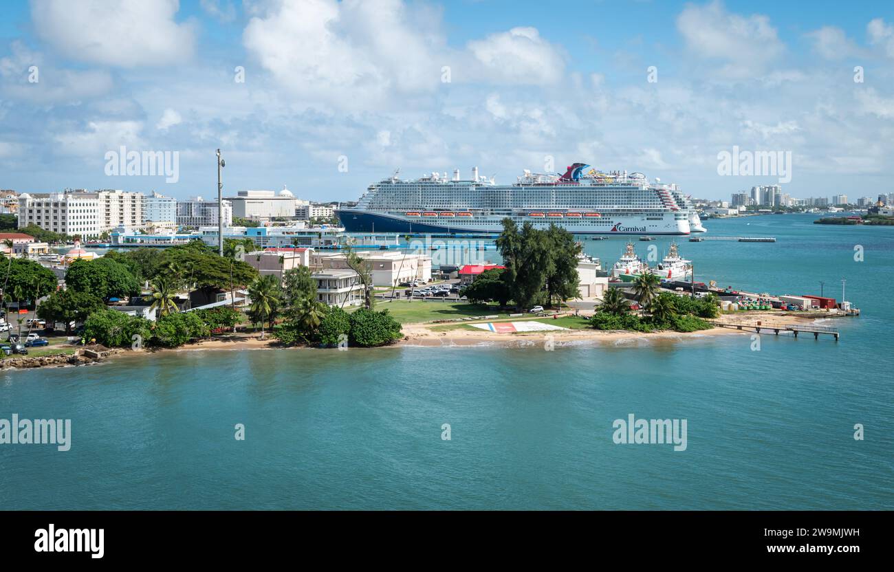 San Juan, Puerto Rico - 22. November 2023: Seitenansicht der Karneval Cruise Line Celebration Schiff im Hafen von San Juan, Puerto Rico. Stockfoto