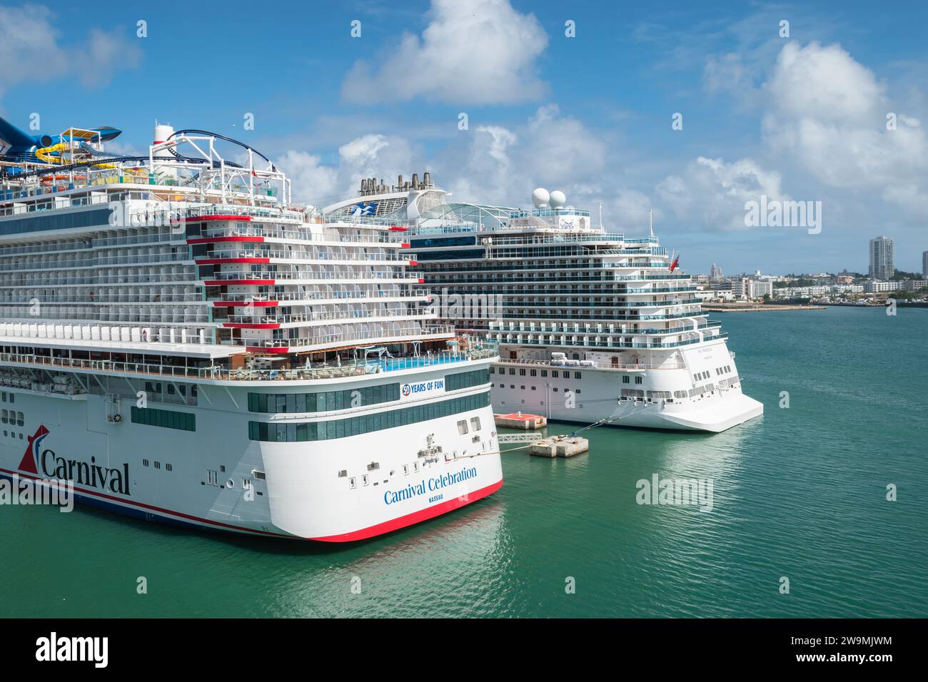 San Juan, Puerto Rico - 22. November 2023: Carnival Cruise Line Celebration Schiff und Princess Cruises Sky Schiff im Hafen von San Juan. Rückansicht. Stockfoto