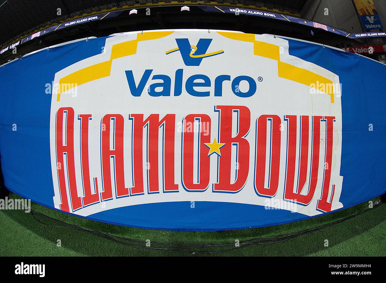 28. Dezember 2023: NCAA Valero Alamo Bowl Oklahoma Sooners zwischen der University of Arizona im Alamodome. San Antonio, Texas Mario Cantu/CSM Stockfoto