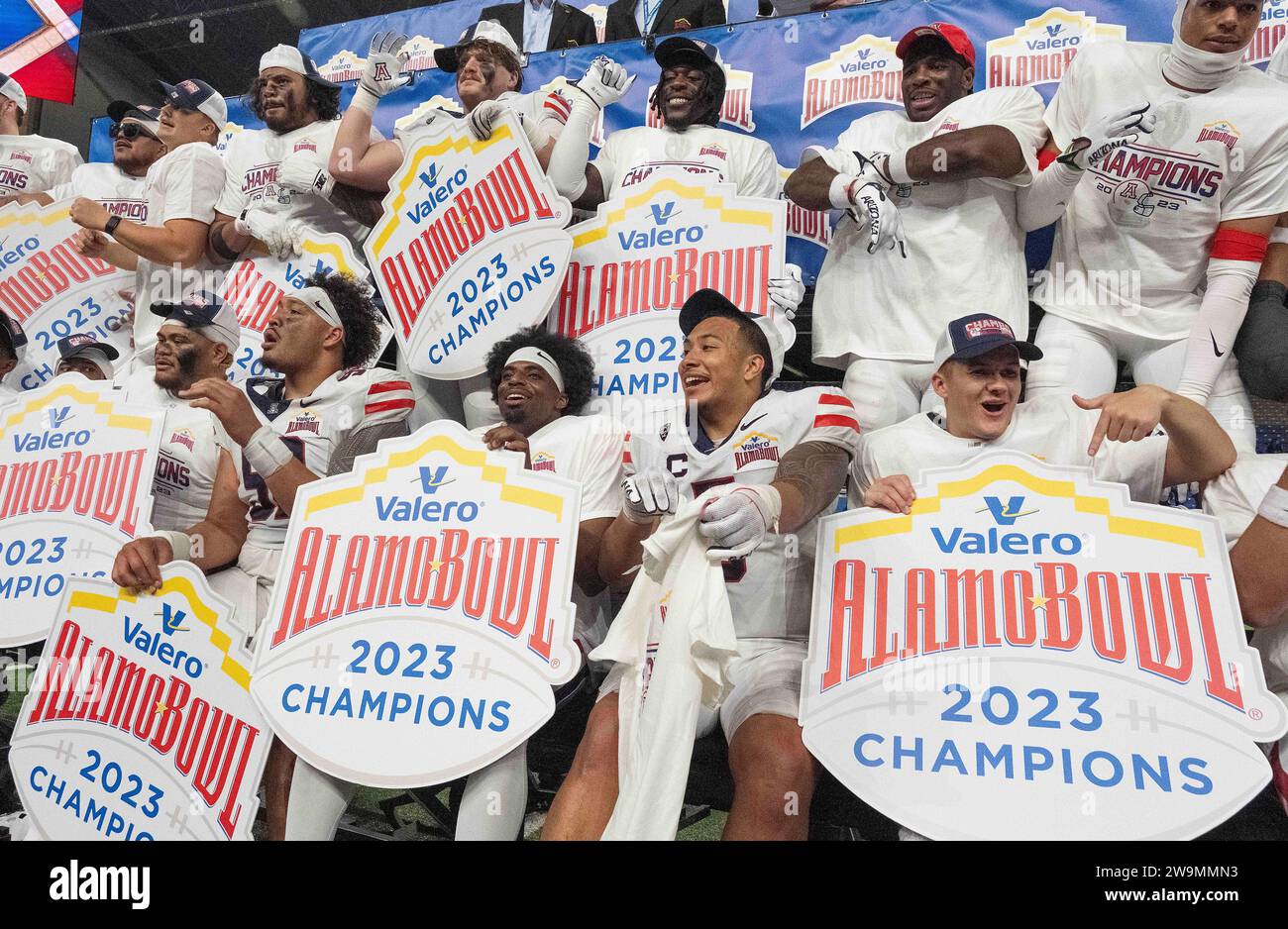 28. Dezember 2023: Arizona Wildcats feiern ihren Sieg über die Oklahoma Sooners beim NCAA Valero Alamo Bowl im Alamodome. San Antonio, Texas. Mario Cantu/CSM Stockfoto