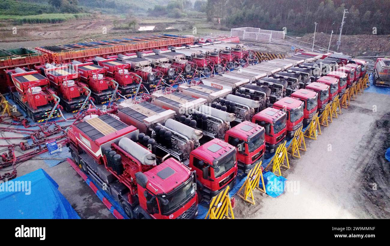 LIUZHOU, CHINA - 21. NOVEMBER 2023 - beim ersten Demonstrationsprojekt zur Schiefergasentwicklung in Guangx wird Eine Bohrlochfraktion durchgeführt Stockfoto