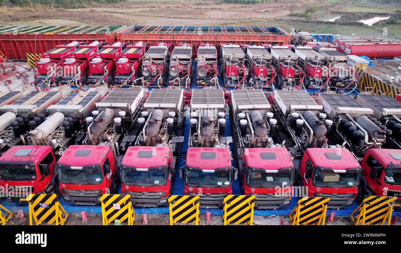 LIUZHOU, CHINA - 21. NOVEMBER 2023 - beim ersten Demonstrationsprojekt zur Schiefergasentwicklung in Guangx wird Eine Bohrlochfraktion durchgeführt Stockfoto