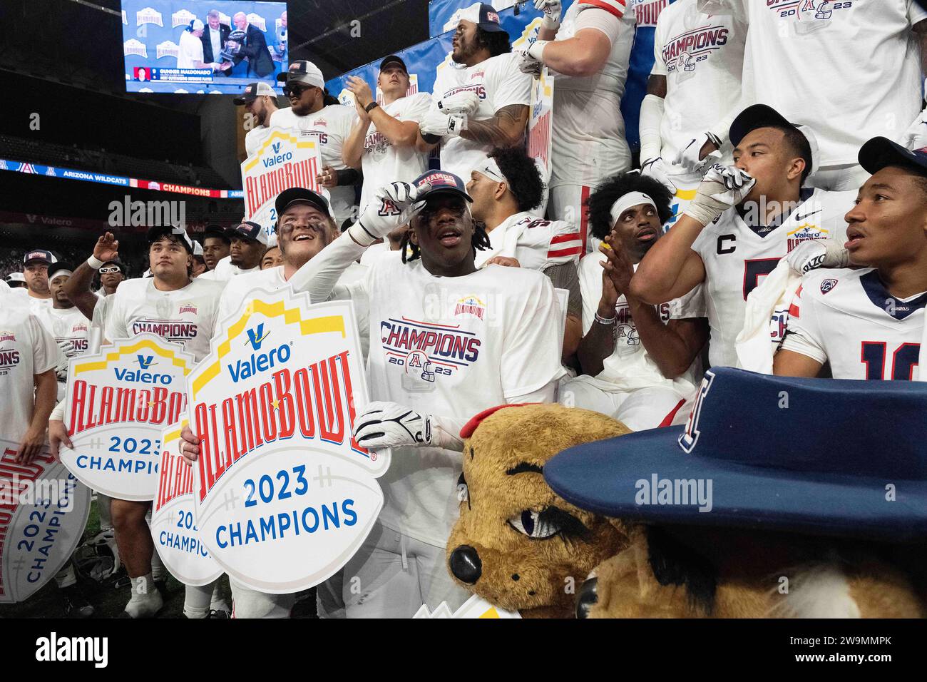 28. Dezember 2023: Arizona Wildcats feiern ihren Sieg über die Oklahoma Sooners beim NCAA Valero Alamo Bowl im Alamodome. San Antonio, Texas. Mario Cantu/CSM Stockfoto