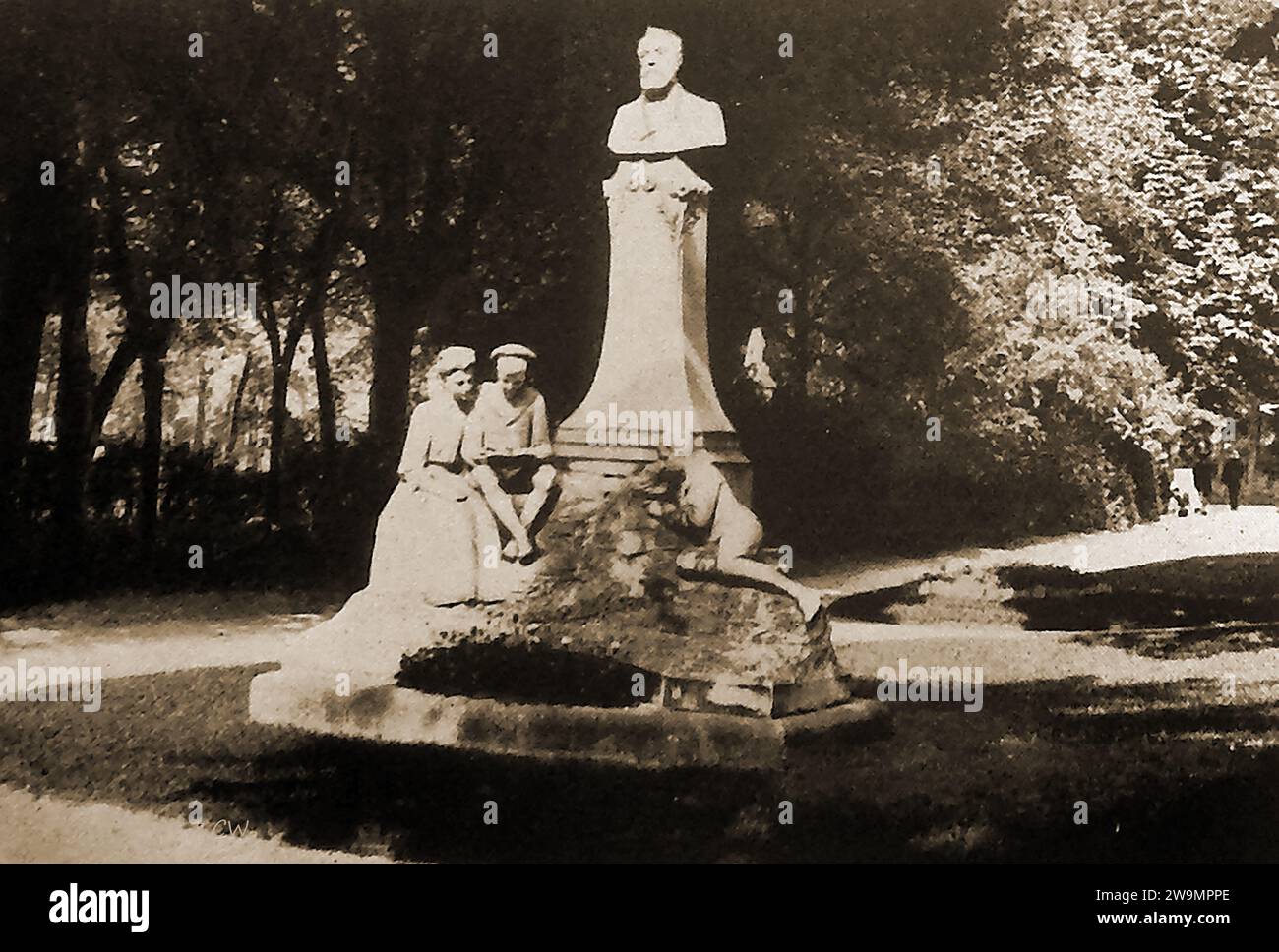 Frankreich 1939 - Ein Denkmal aus dem 19 Jahrhundert für Jules Verne in Amiens - Frankreich 1939 - UN mémorial du XIXe siècle dédié à Jules Verne à Amiens - Stockfoto