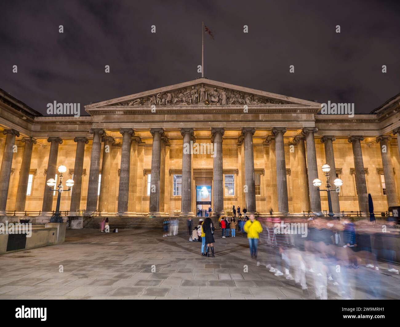 Die Vorderseite des British Museum, Nacht, Bloomsbury, London, England, GROSSBRITANNIEN, GB. Stockfoto