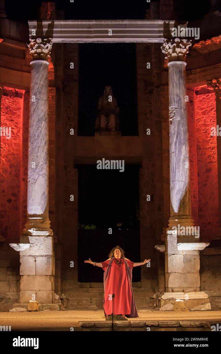 Merida, Spanien - 3. Juni 2023: Vorstellung von Medea im römischen Theater von Merida. Emerita Ludica Festival 2023 Stockfoto