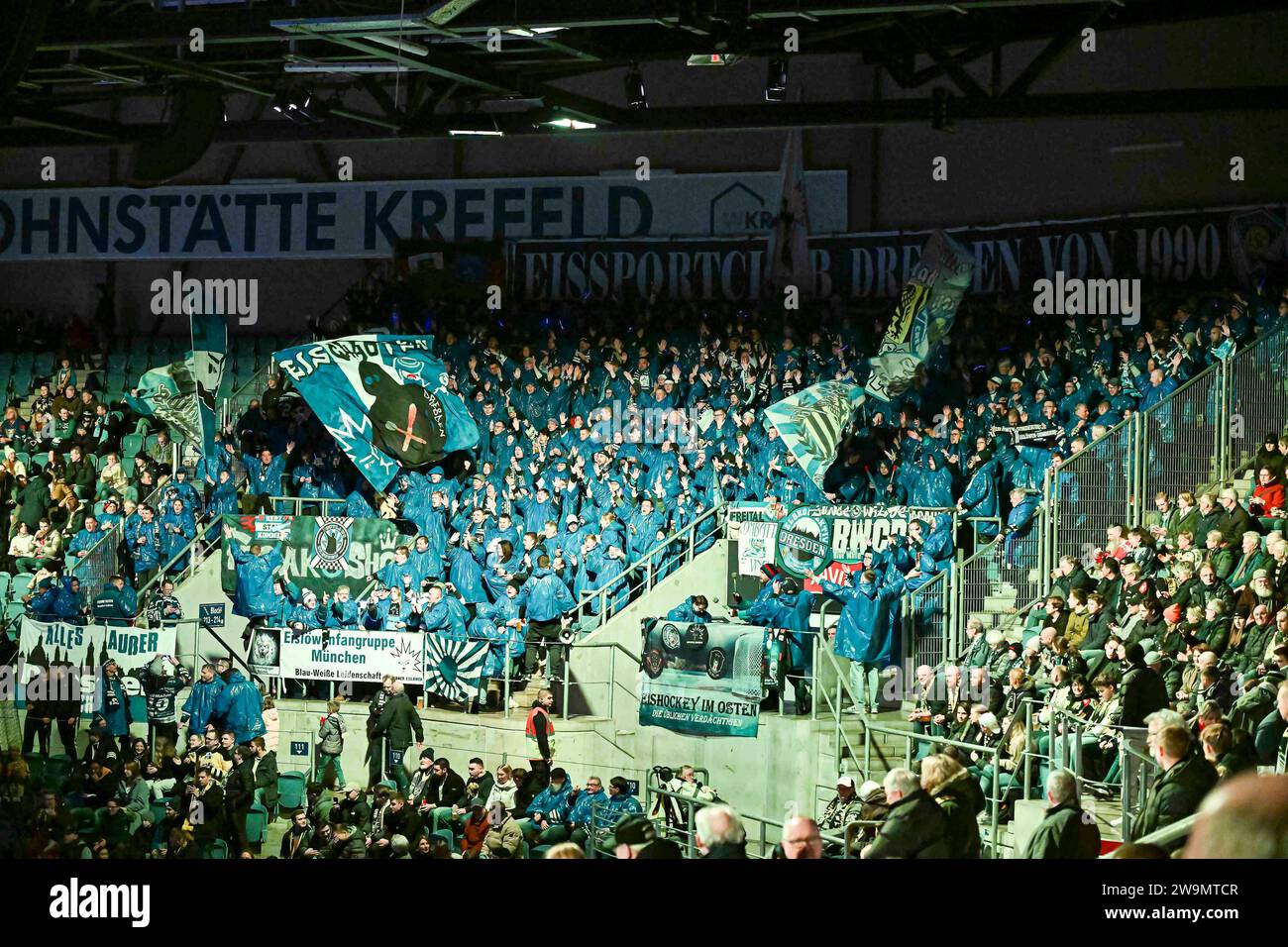 Eishockey - DEL 2: Krefeld Pinguine vs Dresdner Eislöwen am 28.12.2023 in der Yayla-Arena in Krefeld Gästeblock in bester Stimmung - rund 400 Dresdner sind mit dem Sonderzug da Foto: Osnapix Stockfoto