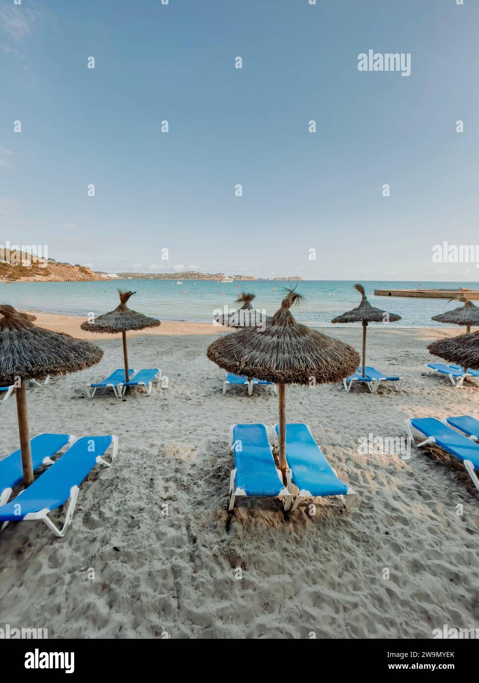Strohschirme am Strand mit leeren Liegestühlen, Mallorca, Spanien Stockfoto