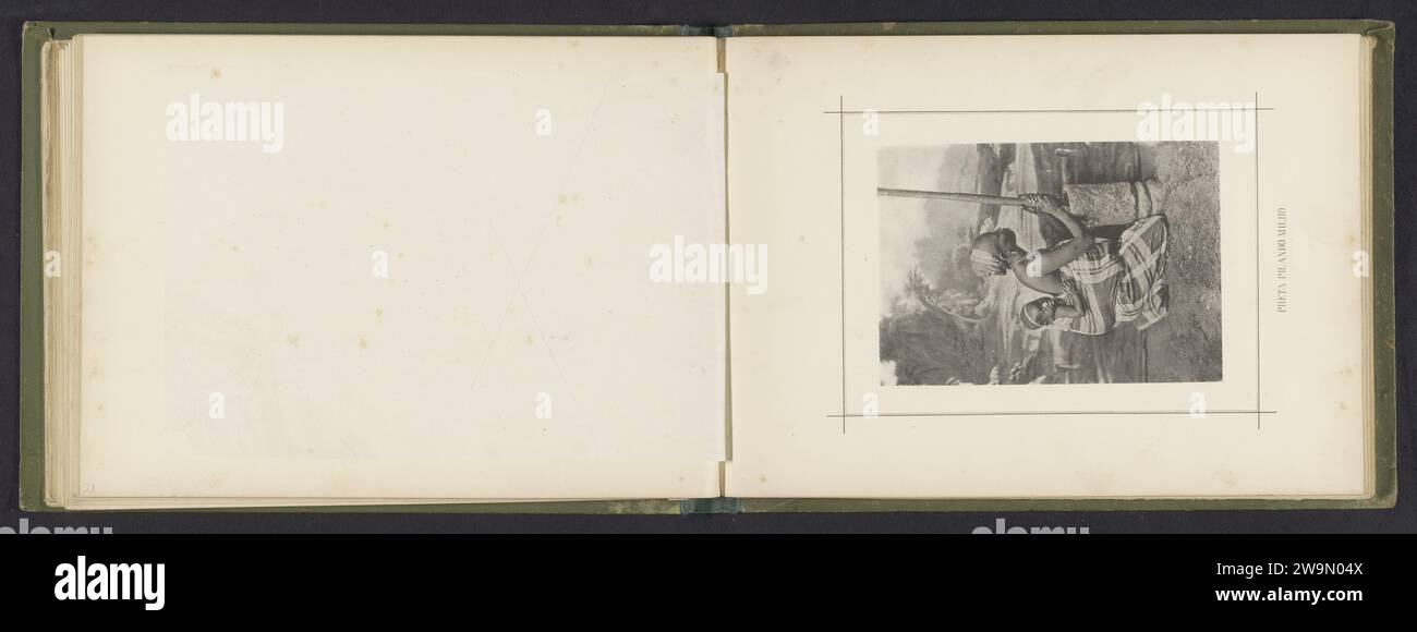 Frau mahlt Mais mit einem Kind auf dem Rücken, José Augusto da Cunha Moraes, ca. 1876 - in oder vor 1886 photomechanischen Druck Angola Papier Kollotypschleifen, Fräsen (industrielle Prozesse). Ein Kind auf dem Rücken tragen. Getreide, Getreide, Mais (Gras mit Körnern, angebaut für Lebensmittel, z. B.: Weizen, Reis, Roggen, Hafer, Mais, Buchweizen, Hirse) Stockfoto