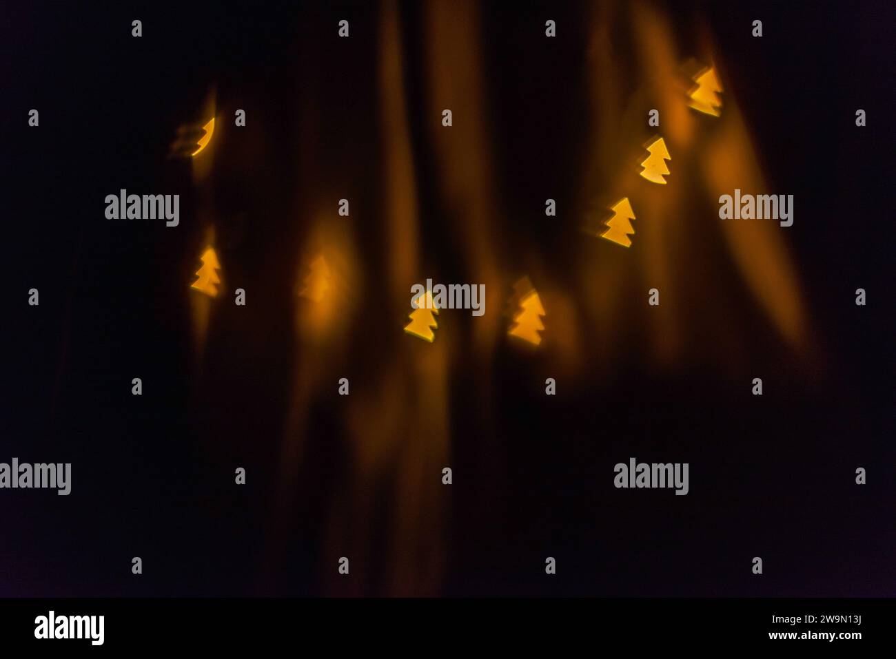 Tannenbaumförmiges weihnachtslicht auf dunklem Hintergrund, Nahaufnahme Stockfoto