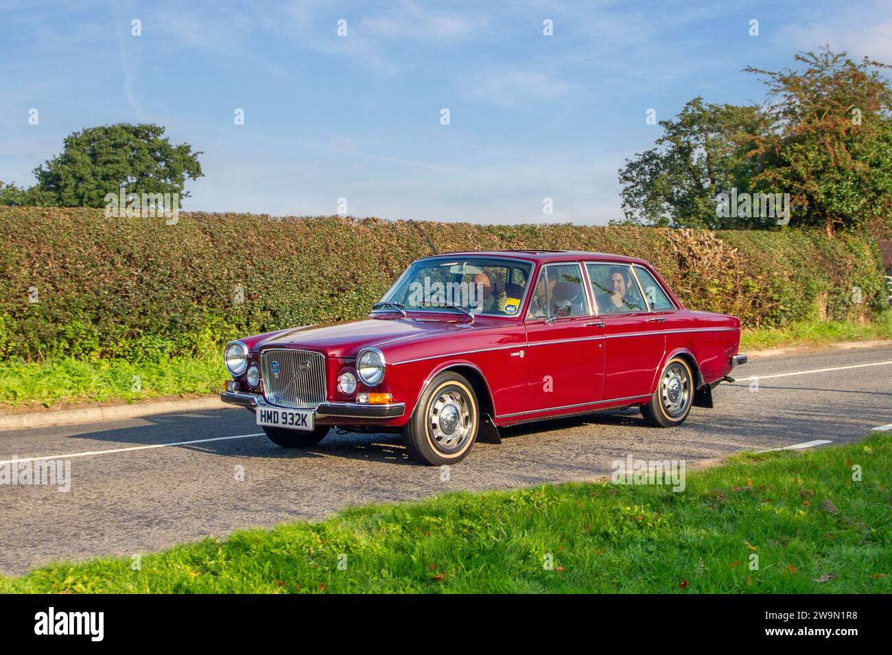 1971 70er Jahre Volvo 164 Maroon Benzinmotor 2978 ccm, 4-Türer, 6-Zylinder-Luxuslimousine, 3,0-Liter-Zylinder. 6 Cyl; auf dem Weg zur Capesthorne Hall Classic Autoshow im August, Cheshire, Großbritannien Stockfoto