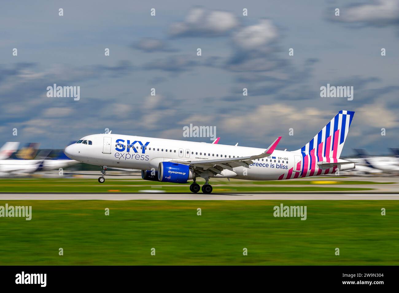 München, Deutschland - 2. September. 2023 : Sky Express Airbus A320-251N mit der Flugzeugkennzeichnung SX-IOG bei der Landung auf der Südbahn 26L Stockfoto