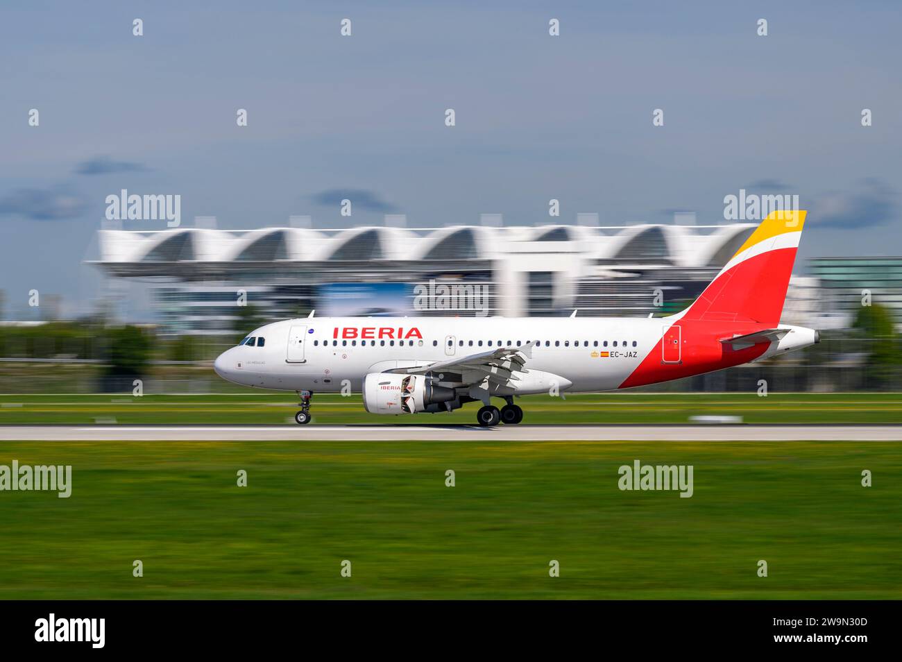 München, Deutschland - 2. September. 2023 : Iberia Airbus A319-111 mit der Flugzeugnummer EC-JAZ bei der Landung auf der Südbahn 26L der M Stockfoto