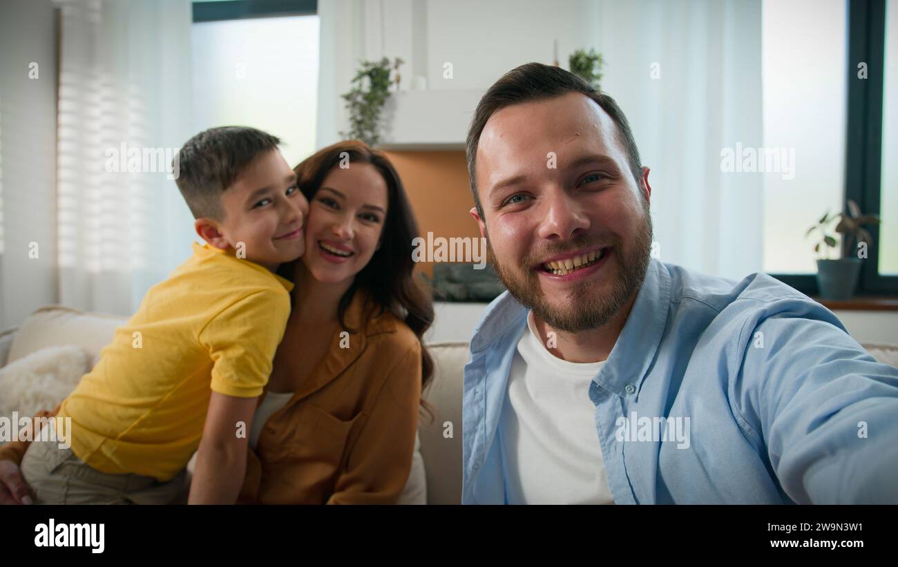 Glückliche kaukasische Familie spricht über Online-Videoanruf Welle Hallo Gruß Blick auf Webcam Vater Mutter Sohn Blogger Aufnahme Vlog Eltern Kind Junge Stockfoto