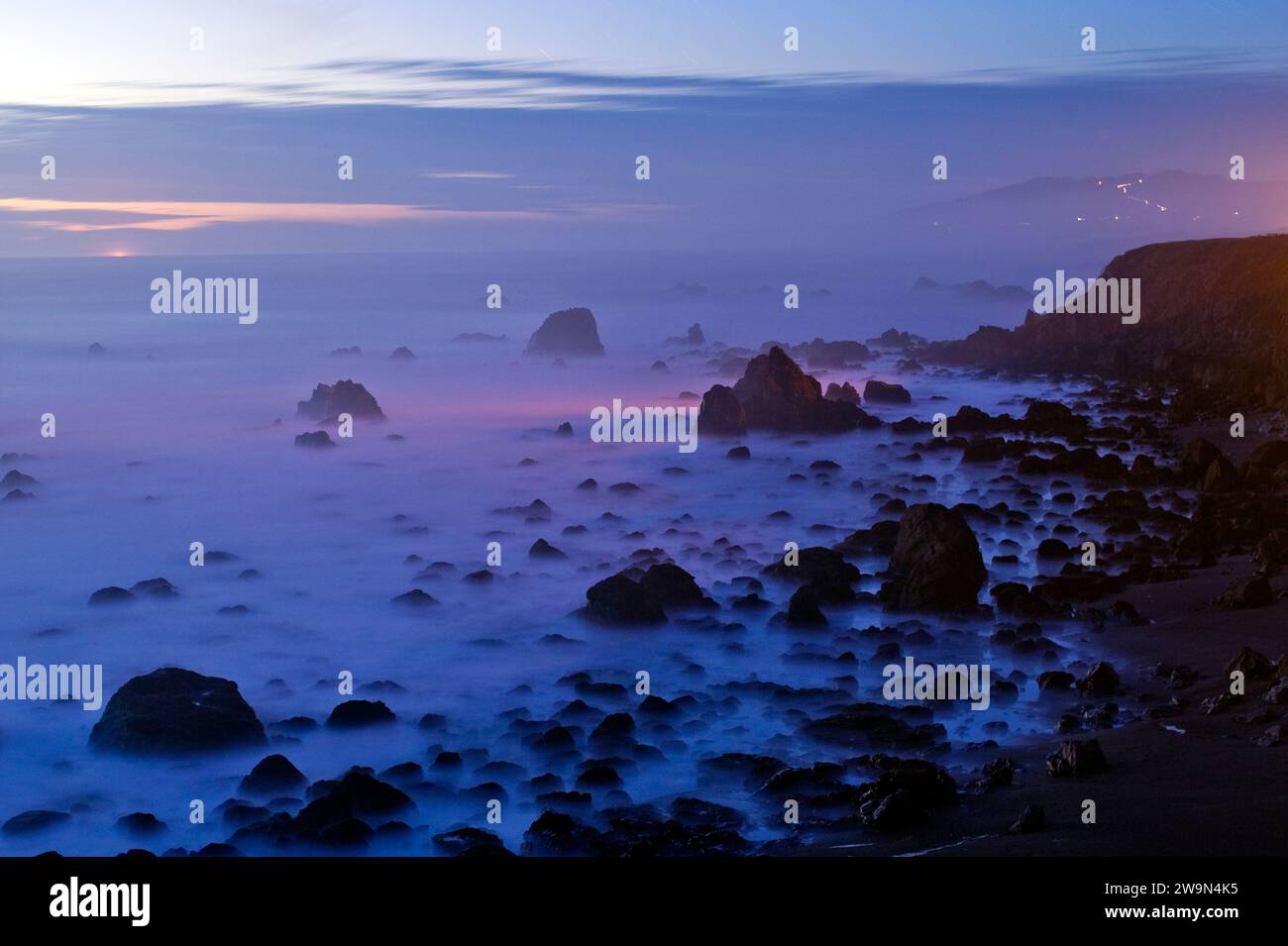 Die zerklüftete Küste von Sonoma in der Abenddämmerung in der Nähe von Bodega Bay, CA. Stockfoto