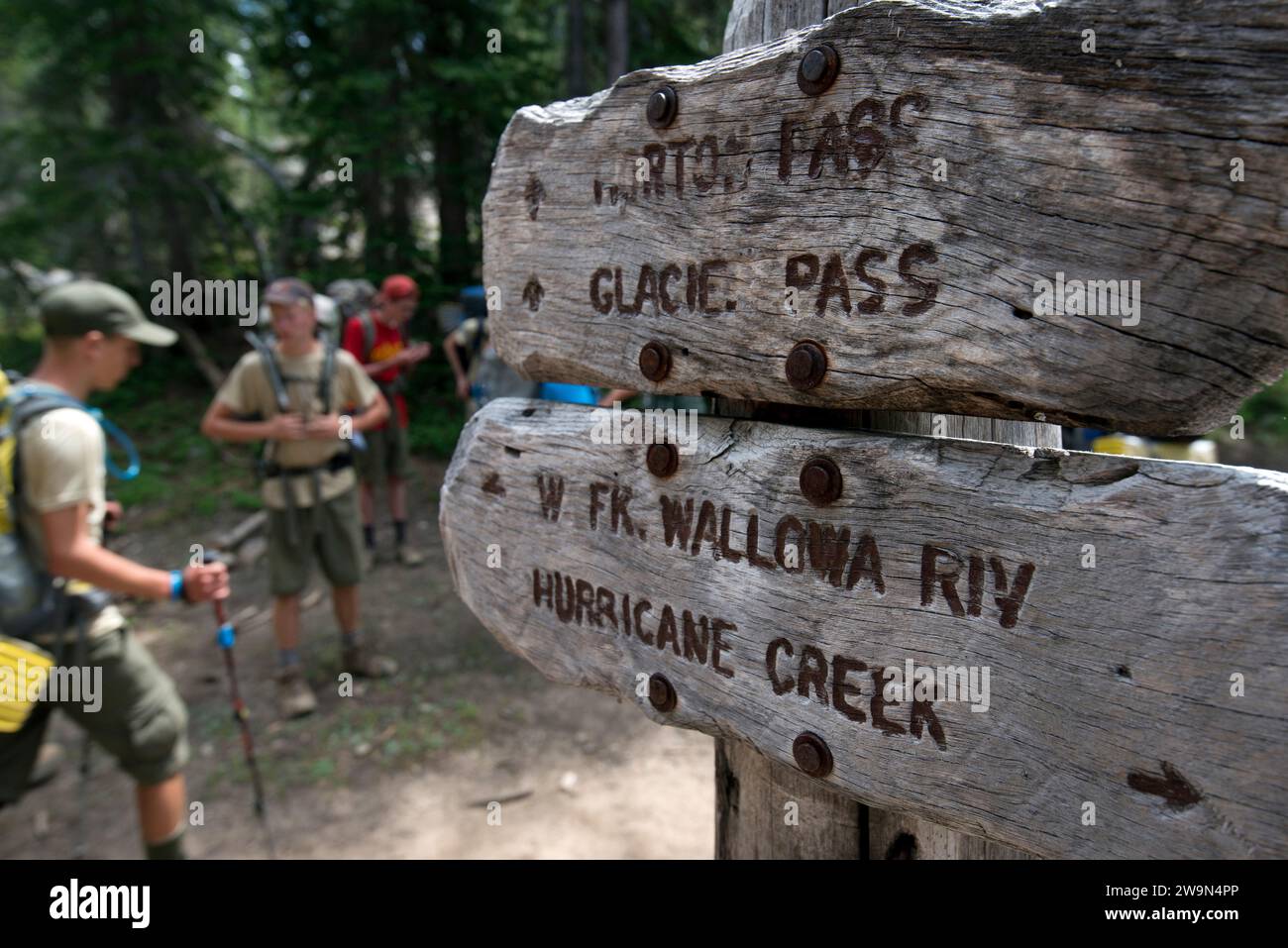 Eine Pfadfindertruppe wandert am 3. Tag an einem Schild im Lakes Basin Area der Eagle Cap Wilderness im Nordosten von Oregon vorbei. Stockfoto