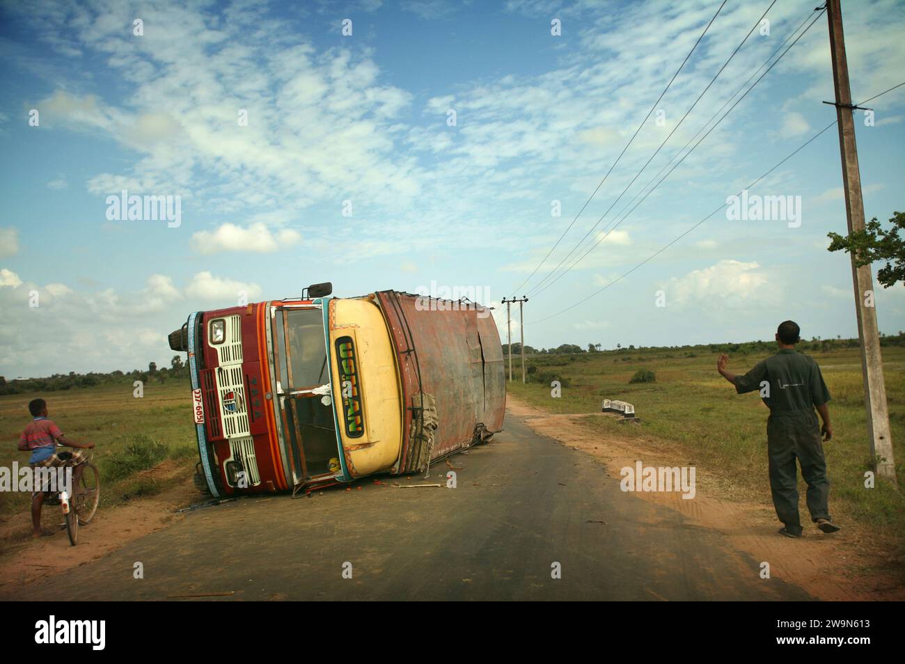 Ein Bus liegt auf seiner Seite, nachdem er auf einer abgelegenen Straße im Osten Sri Lankas abgestürzt ist. Stockfoto